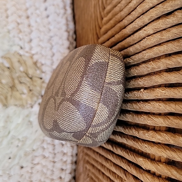 Coach logo clamshell eyeglass/sunglass hard case. - Picture 5 of 12